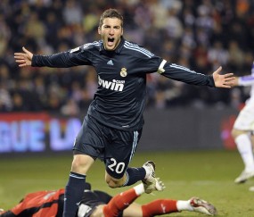 开云体育下载-浓眉擎天柱！掘金险胜步行者，戴维斯在焦点战宣告王者归来